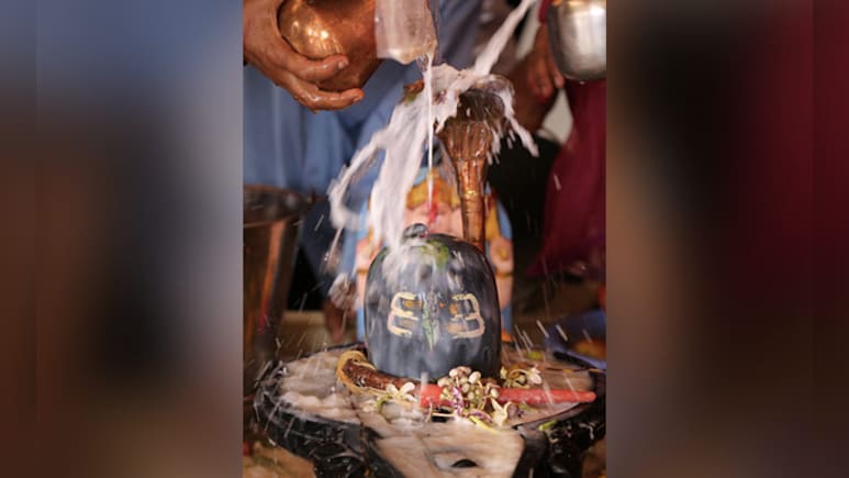 भगवान शिव को करना है प्रसन्न तो शिवलिंग पर जरूर चढ़ाएं ये 12 चीजें, मिलेगी महादेव की कृपा