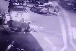 कर्नाटक में सड़क किनारे सो रहे लोगों को ट्रक ने कुचला, एक की मौत  कर्नाटक में सड़क किनारे सो रहे लोगों को ट्रक ने कुचला, एक की मौत