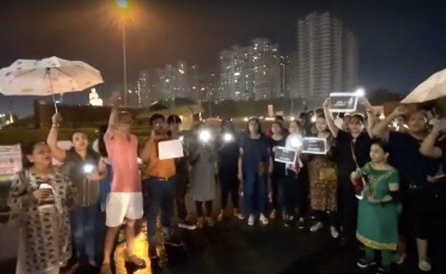 ग्रेटर नोएडा: एसिड अटैक के खिलाफ लोगों ने किया जोरदार प्रदर्शन, फांसी की सजा देने की मांग