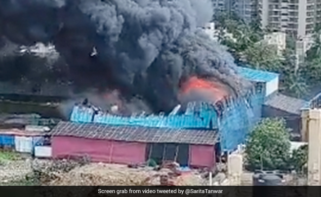 मुंबई के अंधेरी में एक शॉपिंग एरिया में लगी भीषण आग, दमकल की कई गाड़ियां मौके पर पहुंची