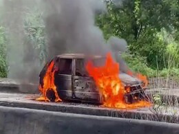 VIDEO: नागपुर में आर्थिक तंगी से परेशान शख्स ने उठाया खौफ़नाक कदम, पत्नी-बेटे के साथ कार में बैठकर लगा ली आग VIDEO: नागपुर में आर्थिक तंगी से परेशान शख्स ने उठाया खौफ़नाक कदम, पत्नी-बेटे के साथ कार में बैठकर लगा ली आग