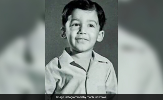 पॉकेट में हाथ डाले मुस्कुरा रहे इस बच्चे की वाइफ आज है सुपरस्टार एक्ट्रेस, इनकी भी पॉपुलैरिटी है हीरो जैसी, पहचाना आपने?