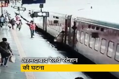 देखें वीडियो: सिपाही ने रेलवे स्टेशन पर बचाई महिला यात्री की जान देखें वीडियो: सिपाही ने रेलवे स्टेशन पर बचाई महिला यात्री की जान