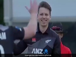 कभी नहीं की थी टी20 करियर में गेंदबाजी, फिर पहले ही ओवर में बना डाली HAT-TRICK, देखिए VIDEO कभी नहीं की थी टी20 करियर में गेंदबाजी, फिर पहले ही ओवर में बना डाली HAT-TRICK, देखिए VIDEO