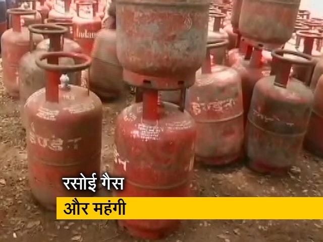LPG सिलिंडर 50 रुपये महंगा, तेल कंपनियों से दाम घटाने की मांग