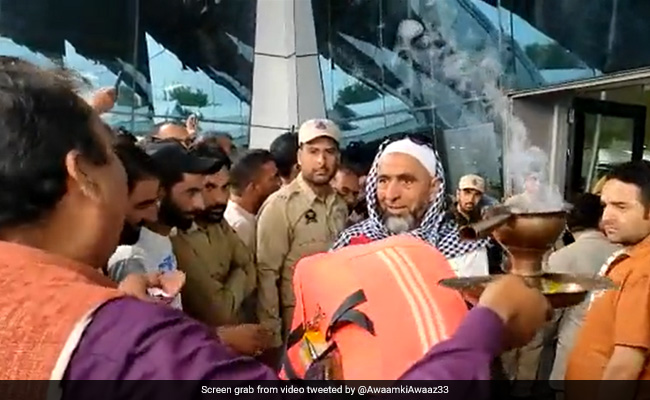 In Video, Kashmiri Hindus Welcome Hajj Pilgrims In Srinagar With <i>Aarti</i>