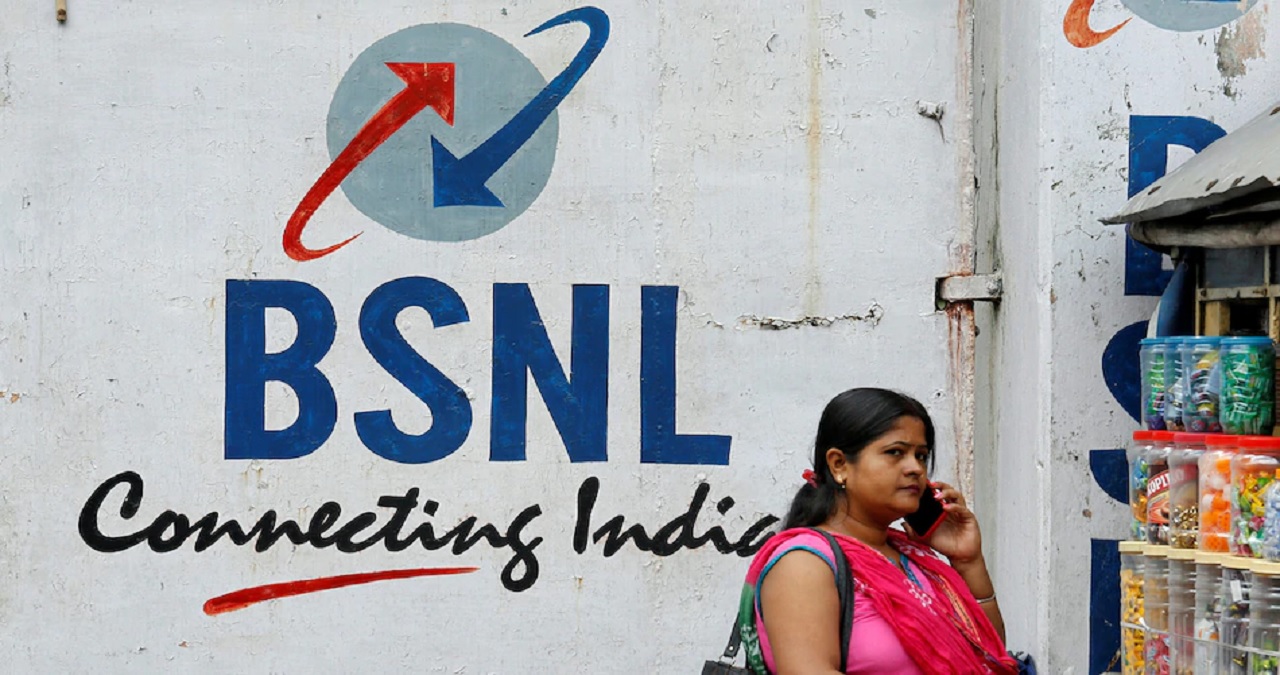 BSNL के कर्मचारी तनख्वाह-पेंशन की मांग को लेकर अनिश्चितकालीन धरने पर बैठे