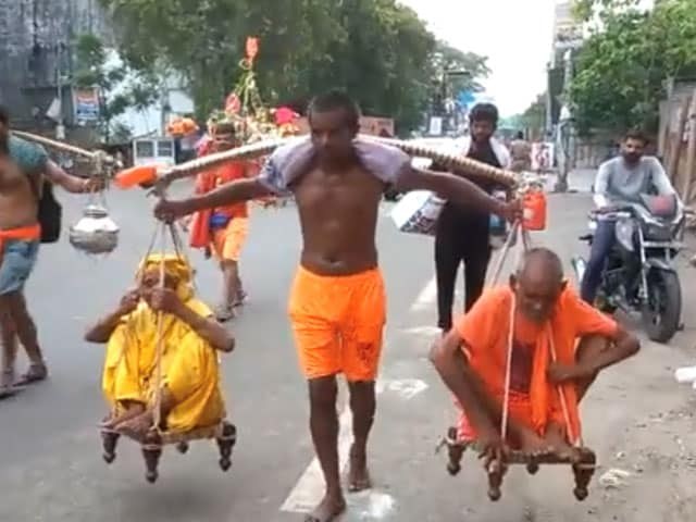 बुज़ुर्ग मां-बाप को कंधों पर बिठाकर कांवड़ लेने गया 'श्रवण कुमार'