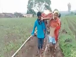 "कीचड़ भरे रास्ते में मरीज को 3 किलोमीटर टांग कर ले जाने को मजूबर ग्रामीण", MP में खुली विकास के दावों की पोल "कीचड़ भरे रास्ते में मरीज को 3 किलोमीटर टांग कर ले जाने को मजूबर ग्रामीण", MP में खुली विकास के दावों की पोल