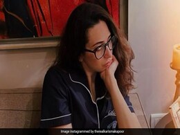 तो ये है करिश्मा कपूर की फिटनेस का राज! वेकेशन से आने के बाद ये खाती हैं लोलो, शेयर की फोटो तो फैन्स रह गए हैरान तो ये है करिश्मा कपूर की फिटनेस का राज! वेकेशन से आने के बाद ये खाती हैं लोलो, शेयर की फोटो तो फैन्स रह गए हैरान