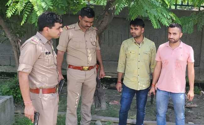 नोएडा : गर्लफ्रेंड की दूसरों से नजदीकी बर्दाश्त नहीं कर पाया आशिक, बीच सड़क पर किया एसिड अटैक, पुलिस ने दबोचा