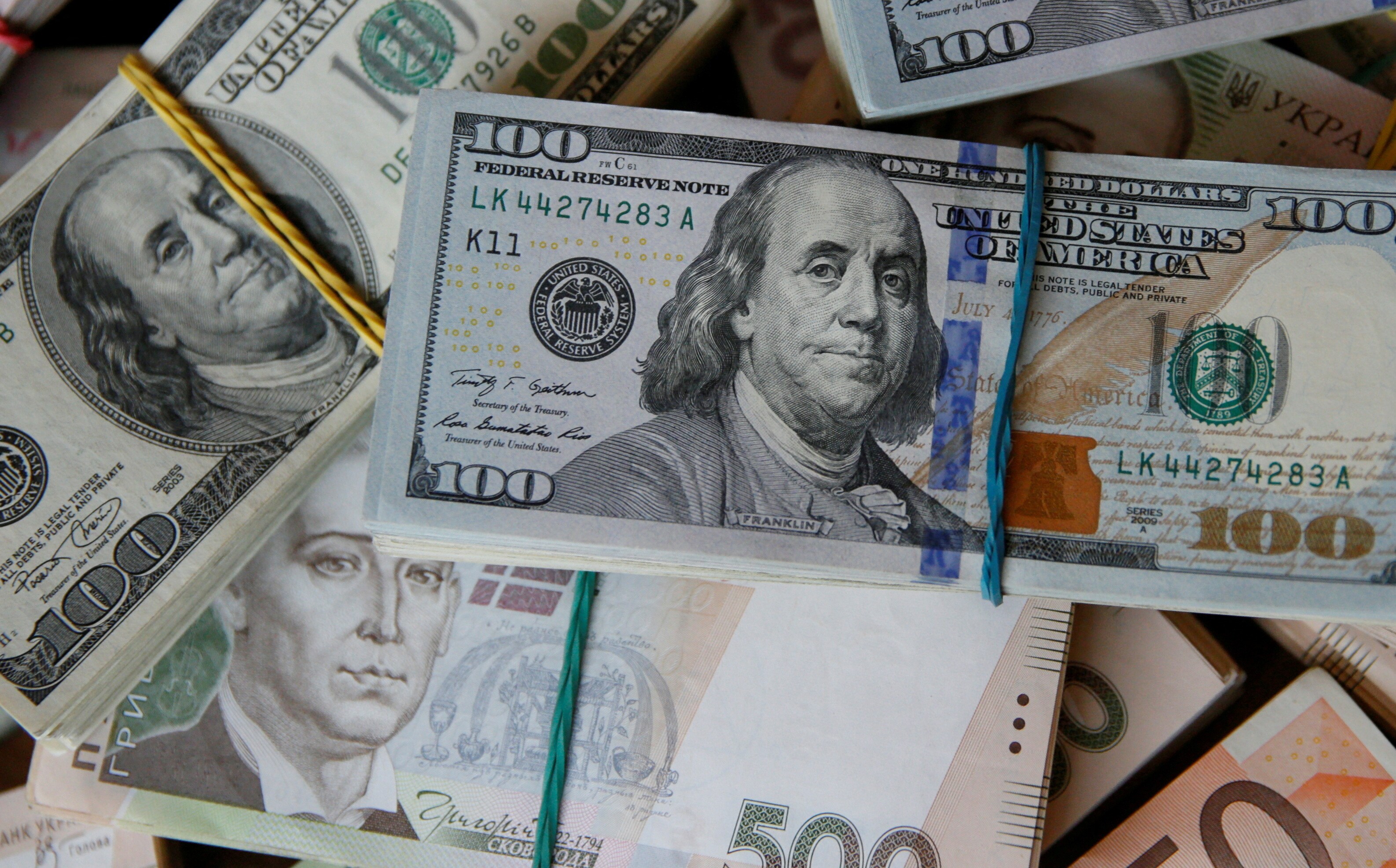 Dollar Near Recent Multi-Year Peak As Fed Looms, Growth Concerns Weigh