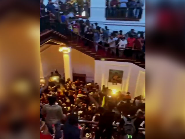 श्रीलंका के एक्टिविस्ट ने सबसे पहले राष्ट्रपति भवन के दरवाजे खोलने का किया दावा