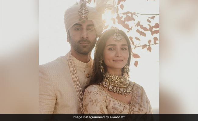 <i>Koffee With Karan 7</i>: The ROFL Reason Sara Ali Khan Loved Alia Bhatt And Ranbir Kapoor's Balcony Wedding