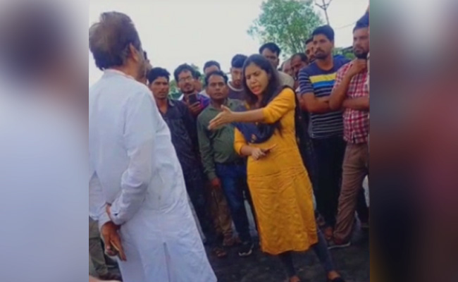 VIDEO: मुझे नौकरी से हटवा सकता है तो हटवाकर देख ले- SDM ने पूर्व विधायक को लगाई फटकार