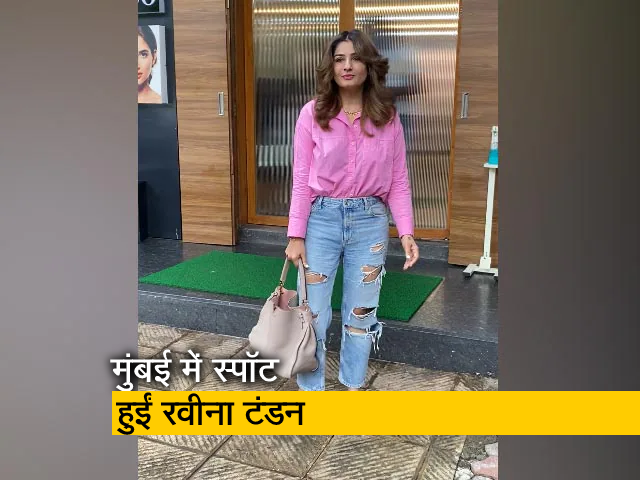 मुंबई में कैमरे के सामने पोज देती नजर आईं रवीना टंडन