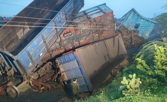 मध्य प्रदेश : मालगाड़ी के 16 डिब्बे पटरी से उतरे, दूर-दूर तक पड़े दिखे पुर्जे, कई ट्रेनें प्रभावित