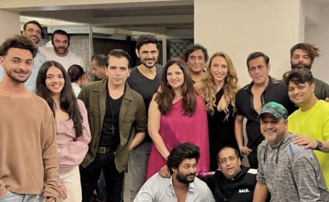 Salman Khan Celebrates Rumoured Girlfriend Iulia Vantur's 42nd Birthday With Sohail Khan, Aayush Sharma And Others