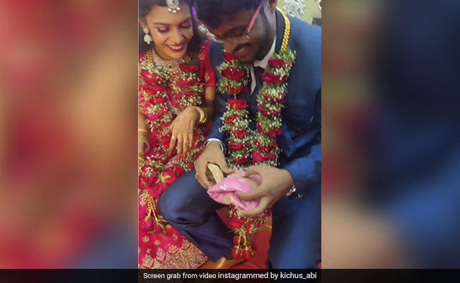 दोस्तों ने दिया शादी का गिफ्ट, खोलते ही शर्म से पानी-पानी हुआ दूल्हा, दुल्हन भी हंसते-हंसते स्टेज पर हुई लोटपोट - देखें Video