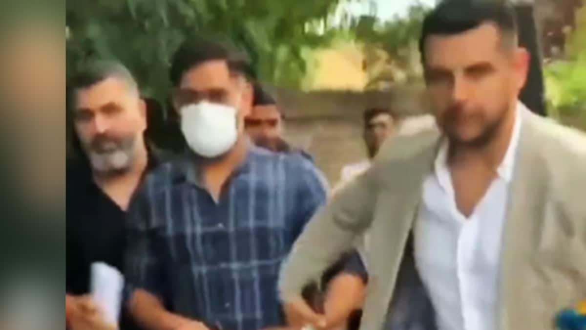MS Dhoni Takes A Walk In England, Fans Cheer For Former Indian Cricket Team Captain. Watch | Cricket News