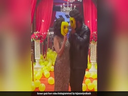 मुखौटा पहन तेजस्वी प्रकाश के साथ रोमांटिक हुए अर्जुन कपूर, लोगों ने पूछा- करण भाई कहां हो आप...Video Viral मुखौटा पहन तेजस्वी प्रकाश के साथ रोमांटिक हुए अर्जुन कपूर, लोगों ने पूछा- करण भाई कहां हो आप...Video Viral