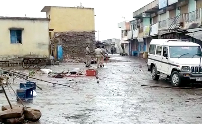 कर्नाटक के केरूर में हिंसक झड़प के बाद शुक्रवार तक बड़ी सभाओं पर रोक