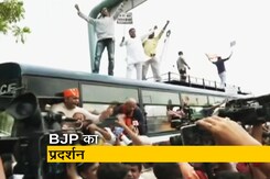 मनीष सिसोदिया के आवास के बाहर BJP का प्रदर्शन, कई नेता हिरासत में लिए गए मनीष सिसोदिया के आवास के बाहर BJP का प्रदर्शन, कई नेता हिरासत में लिए गए