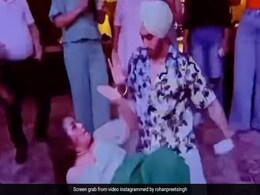 नेहा कक्कड़ ने जमीन पर लेट पति साथ किया नागिन डांस VIRAL VIDEO देख हैरान रह गए फैन्स, बोले- ये हो क्या रहा है... नेहा कक्कड़ ने जमीन पर लेट पति साथ किया नागिन डांस VIRAL VIDEO देख हैरान रह गए फैन्स, बोले- ये हो क्या रहा है...