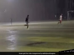 मुंबई की बारिश में फुटबॉल खेलते दिखे कार्तिक आर्यन, सोशल मीडिया पर छा गया एक्टर का अंदाज मुंबई की बारिश में फुटबॉल खेलते दिखे कार्तिक आर्यन, सोशल मीडिया पर छा गया एक्टर का अंदाज