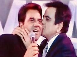 दिलीप कुमार को भावुक हो कर याद कर रहे हैं धर्मेंद्र, कहा- "भाई, मैं आपको मिस कर रहा हूं" दिलीप कुमार को भावुक हो कर याद कर रहे हैं धर्मेंद्र, कहा- "भाई, मैं आपको मिस कर रहा हूं"