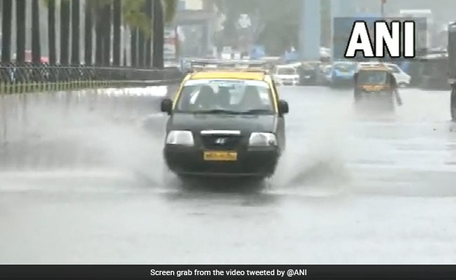 मुंबई में भारी बारिश से जनजीवन प्रभावित, कई इलाकों में भरा दो फुट तक पानी