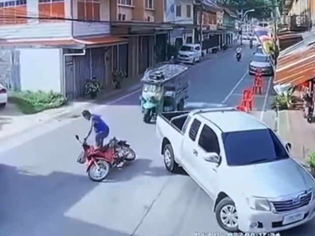 बीच सड़क पर अचानक टर्न हुई कार, पीछे से आ रहे बाइक सवार को लगी टक्कर और फिर...