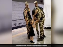 5 साल की मासूम ने सेना के जवानों को देखकर किया कुछ ऐसा कि दंग रह गए देखने वाले, VIDEO वायरल 5 साल की मासूम ने सेना के जवानों को देखकर किया कुछ ऐसा कि दंग रह गए देखने वाले, VIDEO वायरल