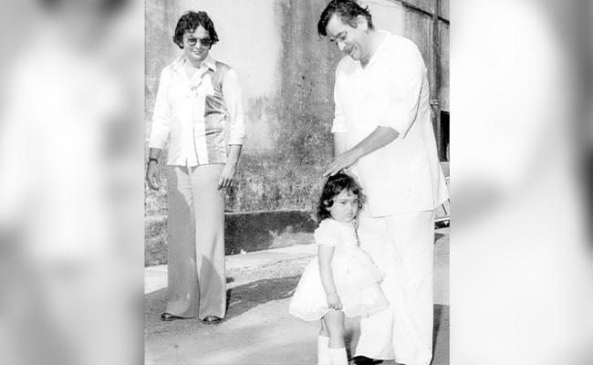 राजकपूर और ऋषि कपूर के साथ खड़ी यह बच्ची एक समय में रही है फैंस के दिलों की धड़कन, आपने पहचाना ?