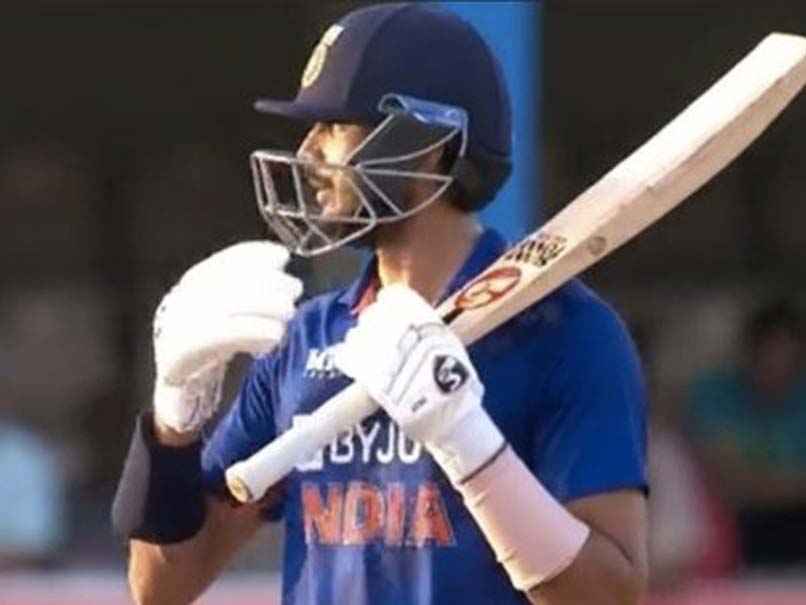 Wi vs Ind 2nd ODI: अक्षर पटेल की सुनामी ने विंडीज को किया ध्वस्त, तो लेफ्टी पर फिदा हुआ सोशल मीडिया