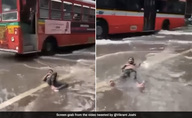 मुंबई की बारिश में पानी से भरी सड़क पर आराम से लेटकर चिल करते दिखा शख्स, लोग बोले- मलाड में मालदीव का एहसास