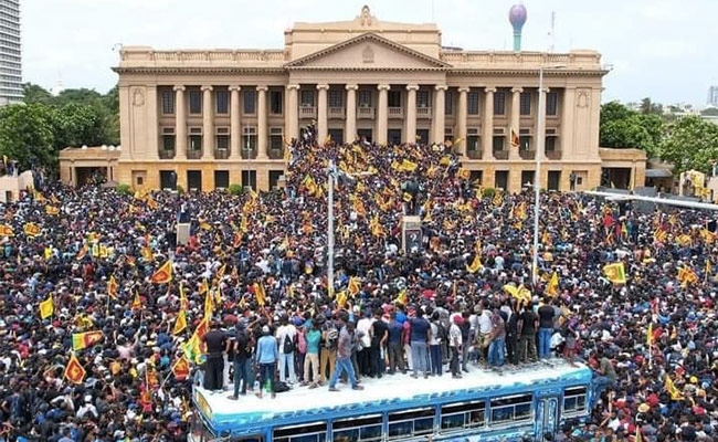 Sri Lanka Crisis: भारी विरोध प्रदर्शन के बीच 'अंडरग्राउंड' हुए राष्ट्रपति गोटबाया राजपक्षे, 13 जुलाई को देंगे इस्तीफा; 10 बातें