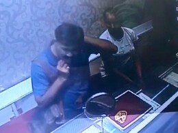 यूपी: बाप-बेटी ने ज्वेलर्स की आंखों में मिर्च झोंक कर चेन लूटी, बेटी को दुकानदार ने पकड़ा यूपी: बाप-बेटी ने ज्वेलर्स की आंखों में मिर्च झोंक कर चेन लूटी, बेटी को दुकानदार ने पकड़ा