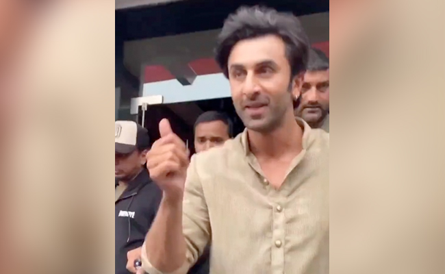 Viral: Ranbir Kapoor Reacts To Paparazzi Calling Him "Dad-To-Be"