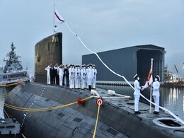 35 सालों तक देश की सेवा करने के बाद 'रिटायर' हुई भारतीय नौसेना पनडुब्बी INS सिंधुध्वज 35 सालों तक देश की सेवा करने के बाद 'रिटायर' हुई भारतीय नौसेना पनडुब्बी INS सिंधुध्वज