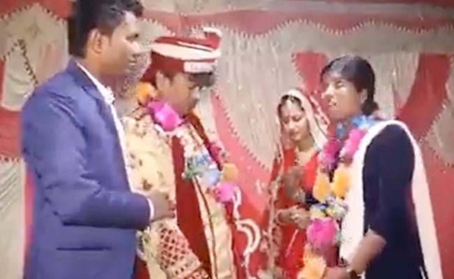 नशे में धुत दूल्हे राजा ने स्टेज पर पत्नी की जगह साली को पहना दी वरमाला, थप्पड़ों से ख़ूब हुई पिटाई