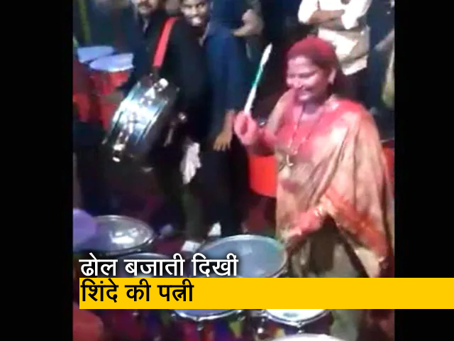 सीएम बनने के बाद घर पहुंचे थे एकनाथ शिंदे. पत्नी Lata Shinde ने ढोल बजाकर किया स्वागत