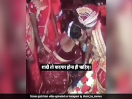 दूल्हे को रसगुल्ला खिलाते-खिलाते साली ने किया Kiss, हैरान रह गई दुल्हन, लोग बोले- अब जीजा से बचके रहना दूल्हे को रसगुल्ला खिलाते-खिलाते साली ने किया Kiss, हैरान रह गई दुल्हन, लोग बोले- अब जीजा से बचके रहना