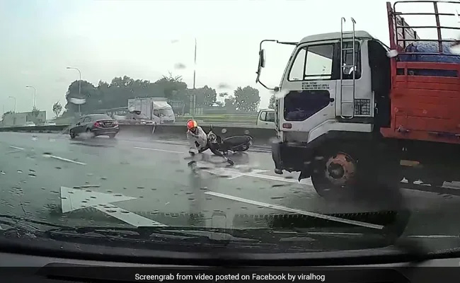 Video: सूझबूझ से बची बाइक सवार की जान, एक सेकेंड की भी देरी ले लेती जान