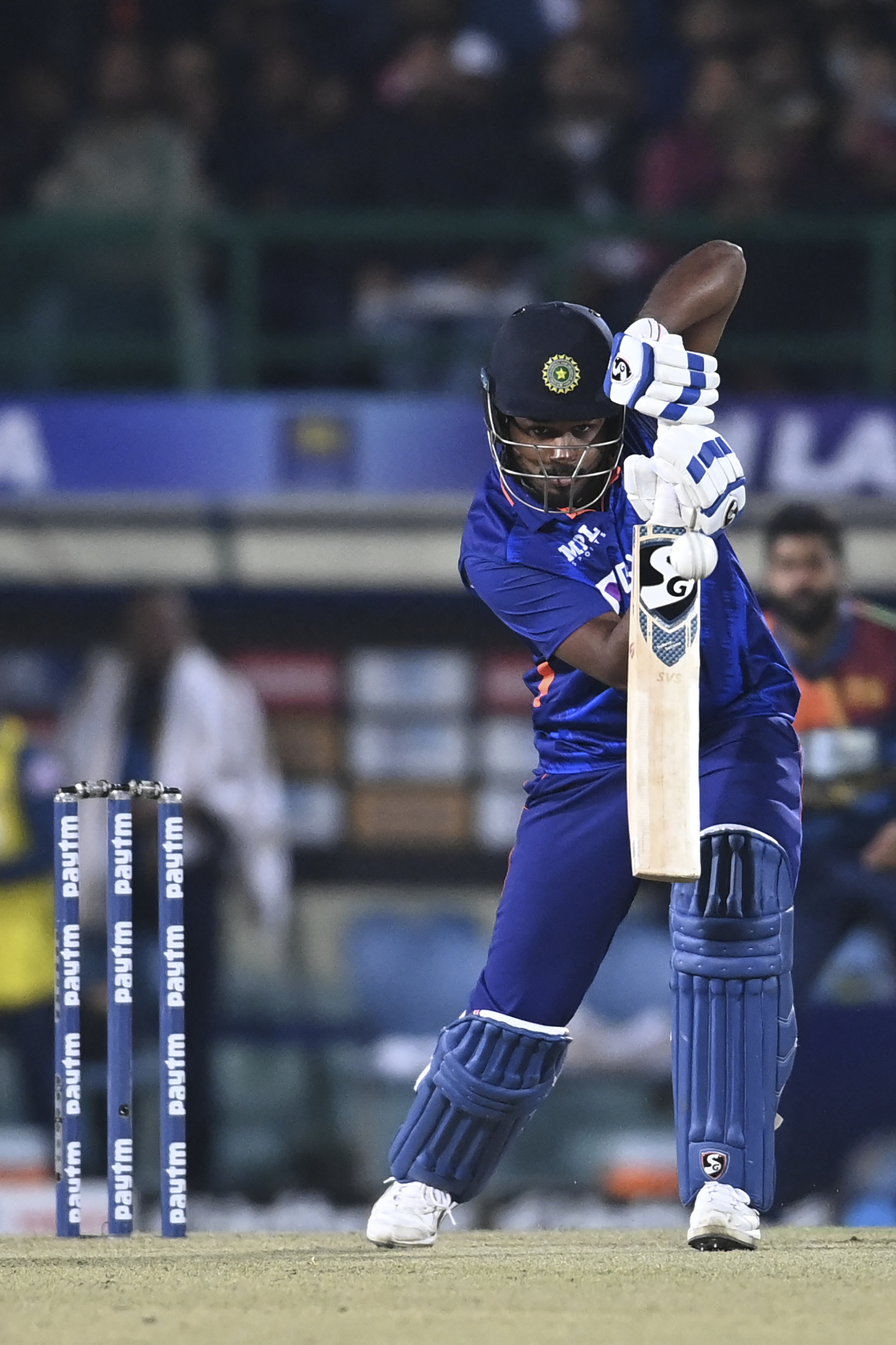 Wi vs Ind 2nd ODI: संजू सैमसन के इन इनसाइड आउट छक्कों ने जीता दिल, फैंस ने दिए कुछ ऐसे कमेंट