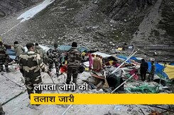 अमरनाथ गुफा के पास बादल फटने के बाद लापता लोगों की तलाश जारी अमरनाथ गुफा के पास बादल फटने के बाद लापता लोगों की तलाश जारी