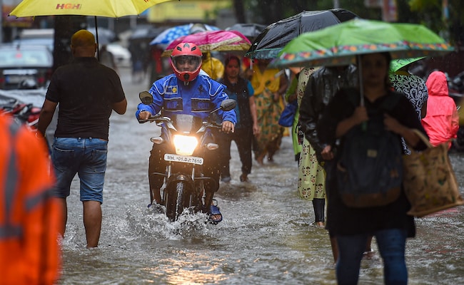 Mumbai Rains LIVE Updates: Mumbai Waterlogged, On Alert For Heavy Rain Mumbai Rains LIVE Updates: Mumbai Waterlogged, On Alert For Heavy Rain