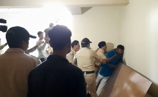 VIDEO : कांग्रेस कार्यकर्ता ने इंदौर ED ऑफिस पर कालिख पोती, पुलिस ने बेरहमी से की पिटाई