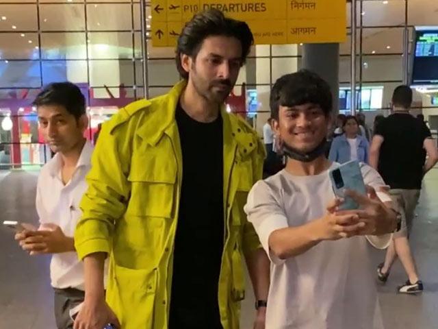 कार्तिक आर्यन ने एयरपोर्ट पर फैंस के साथ क्लिक करवाई खूब फोटो