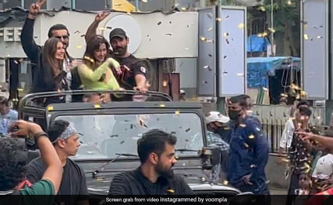 बाइक और गाड़ियों के काफिले के साथ धमाकेदार अंदाज में सड़क पर निकली 'एक विलेन रिटर्न' की टीम, देखें Video